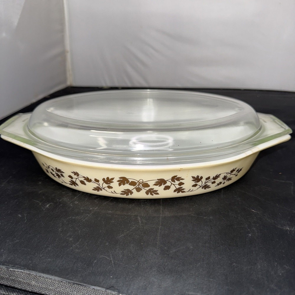 PYREX OVAL DIVIDED CASSEROLE DISH WITH LID-"GOLD ACORN LEAF" 1  1/2 QUART